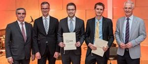 Prof. Dr. Karl-Heinz Kuck, Kay Rohnke (Abbott Vascular), Preisträger 1. Preis: Dr. Lukas Hobohm, Preisträger 2. Preis: Dr. Sebastian Johannes Reinstadler, Prof. Dr. Andreas Michael Zeiher (v. l. n. r.) Foto: DGK/Thomas Hauss 